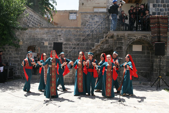 Surp Giragos’ta ayin ve halay bir arada