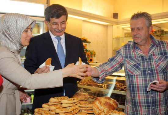 Davutoğlu, Atina'da İstanbullu Rumları ziyaret etti  