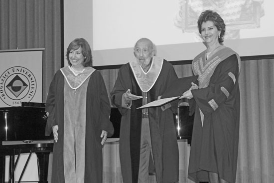 Boğaziçililerden  Ara Güler’e fahri doktora