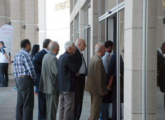 Üç Horan yönetimi seçime direniyor  