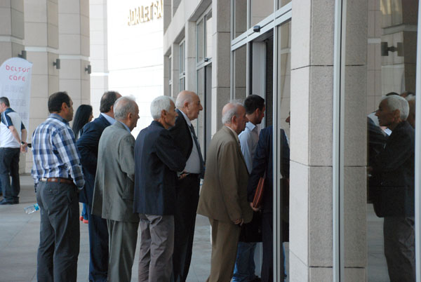 Üç Horan yönetimi seçime direniyor  