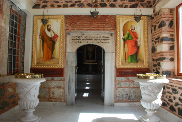 Yenilenen Ortaköy Kilisesi takdis ediliyor  