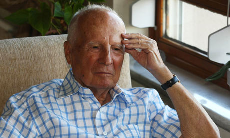 Unutkan darbeci Evren bitaraf olsun diye, bir sağdan, bir soldan…  