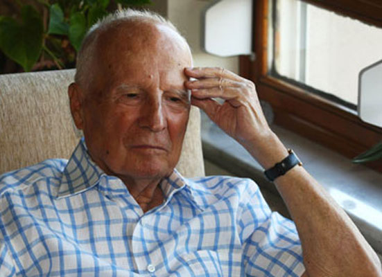 Unutkan darbeci Evren bitaraf olsun diye, bir sağdan, bir soldan…  