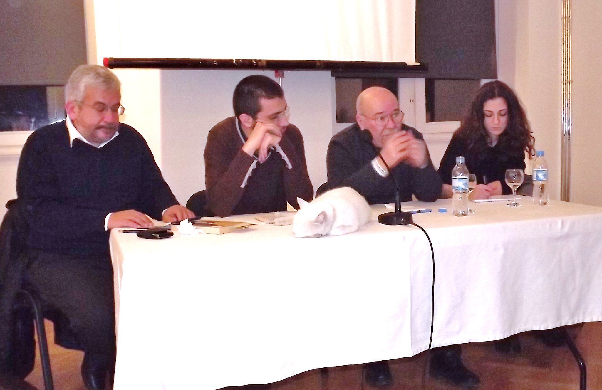 "Ermeniler yalnızlaştırılmaya devam ediyor"