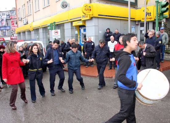 PTT çalışanları bugün tüm Türkiye’de iş bıraktı