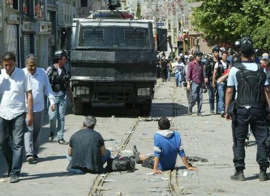 İçişleri Bakanı’ndan genelge: Önce su püskürtün, sonra gazlayın