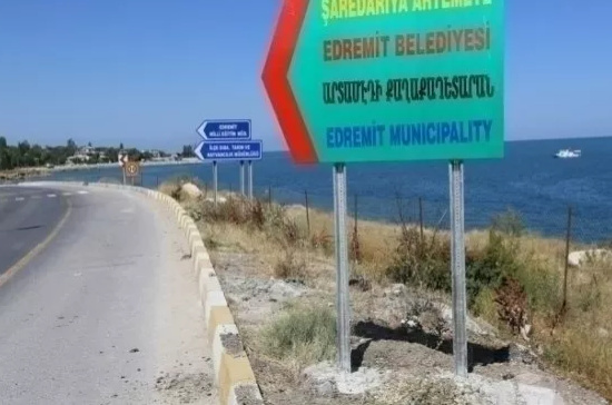 Edremit'te Ermenice de artık kent tabelasında 