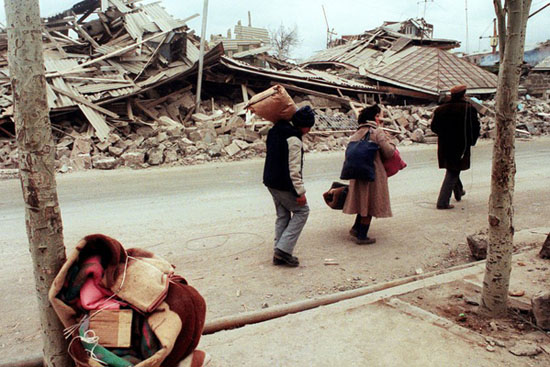 Bir bienal depremin yıkıntılarını süpürebilir mi?