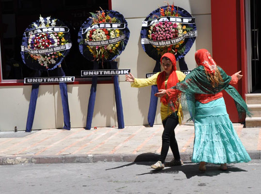 Karin Karakaşlı: Yangın yerinde saatler ve değirmenler