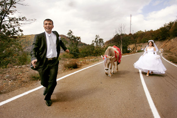 Diğerine ihtiyacı olanlara fotoğrafla el uzatıyor