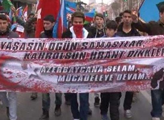 Agos önünde ‘Yaşasın Ogün Samastlar’ pankartı!