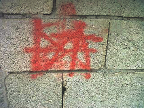 Evler işaretlenirken kameralar kararmış