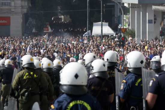 Atina karıştı, bir kişi hayatını kaybetti