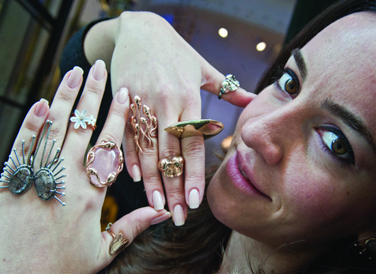 Esprili ve sıradışı takılarıyla ‘Eileen’