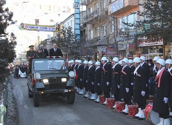 'Yeni nesile dost ve düşmanı tanıtmak zorundayız'