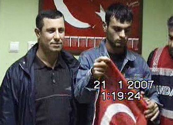 'Bayraklı fotoğraf'ı çektiren polise bir terfi daha