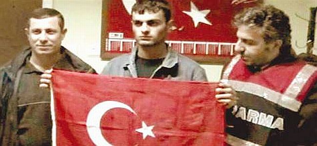 'Bayraklı fotoğraf'ı çektiren polise bir terfi daha