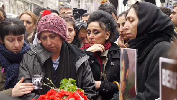 Berfo Ana'yı Cumartesi Anneleri uğurladı