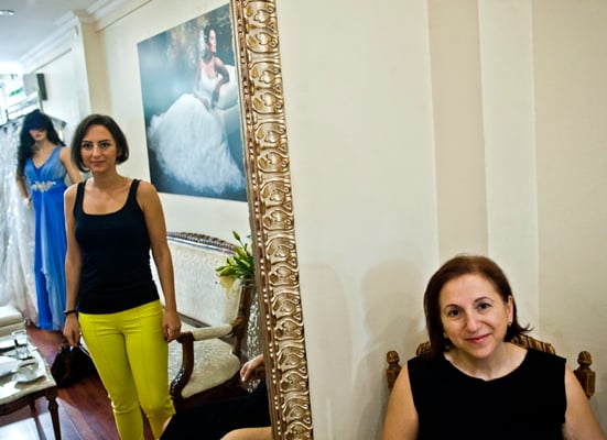 Kızı tasarlıyor, annesi dikiyor