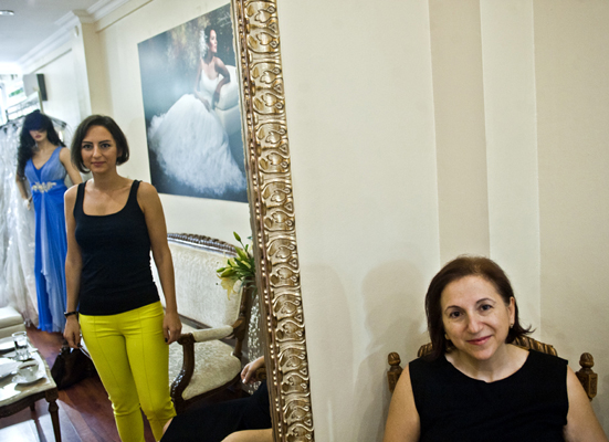 Kızı tasarlıyor, annesi dikiyor