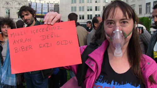 İtalyan milletvekilleri 'kırmızılı kadın' oldu