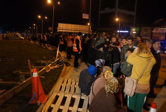 O alışveriş merkezinde indirim kuyruğu