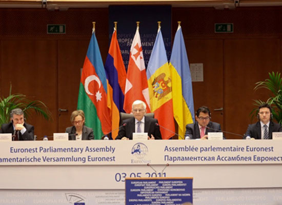 Ermeni vekiller Bakü'ye gidecek  