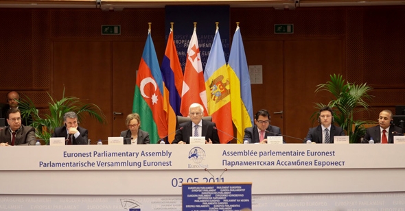 Ermeni vekiller Bakü'ye gidecek  