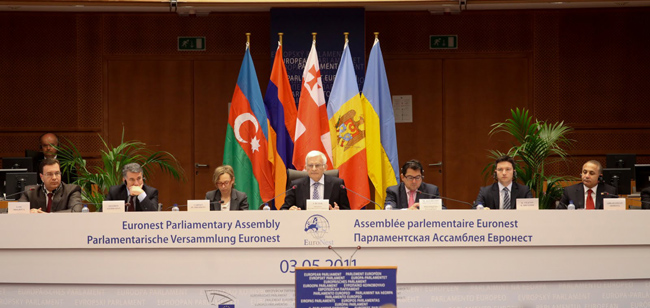 Üç Azeri vekil Erivan'a gidiyor  