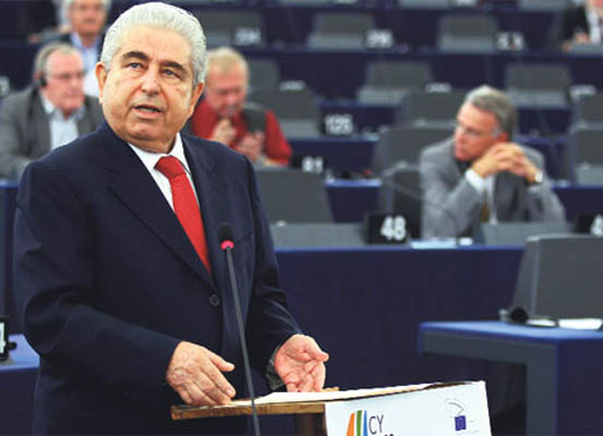 Hristofyas kurtarma paketini gözyaşlarıyla kabul etti  