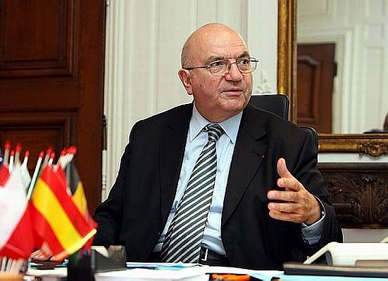 Fransız Anayasa Konseyi'nden 3 kişi çekildi