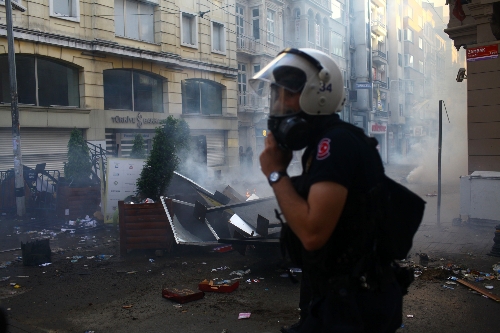 Yaralanan polise eylemciler yardım etti