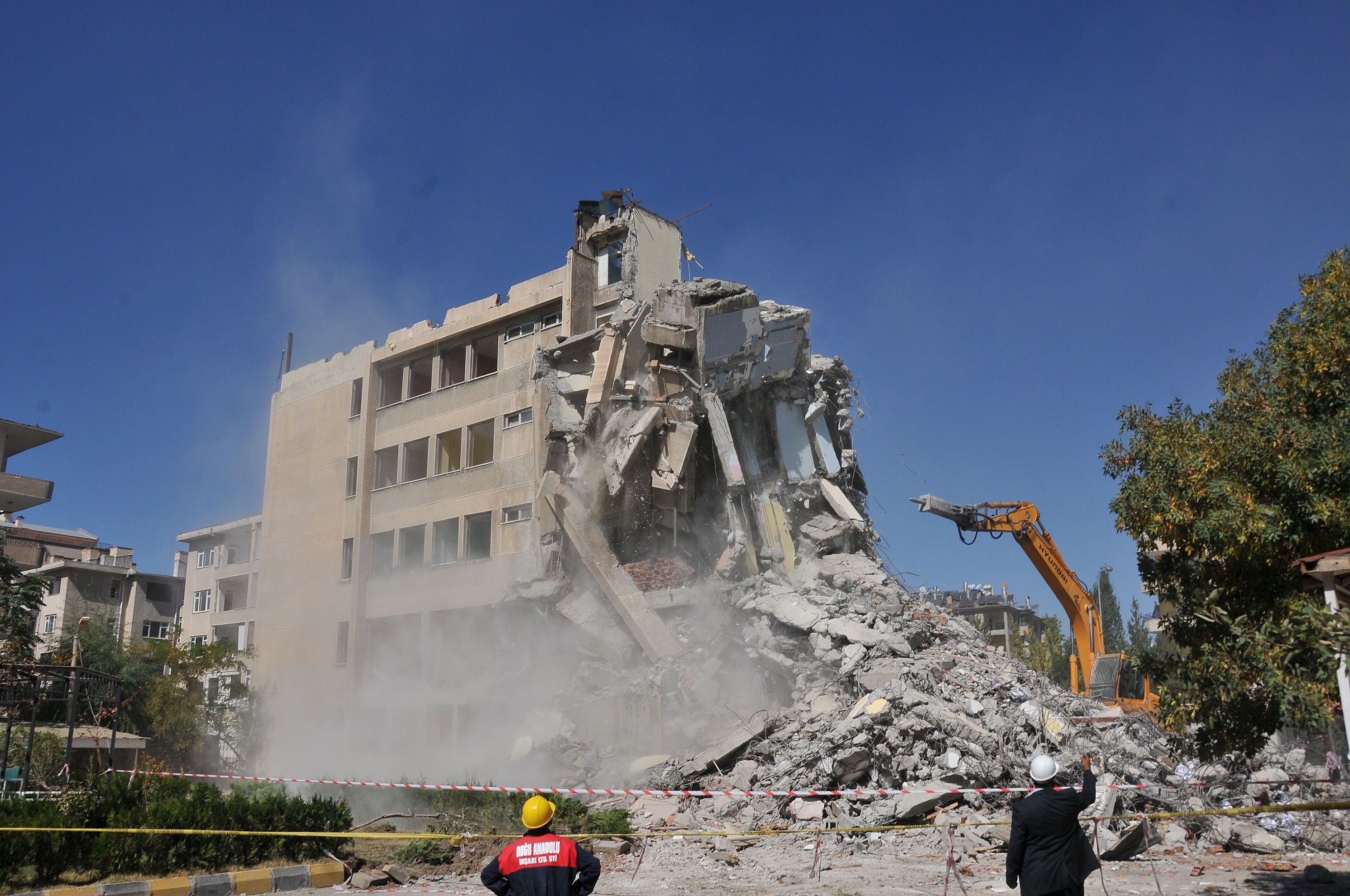 Afete karşı yıkımlar başladı