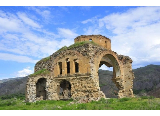 Taş atmanın ibadet sayıldığı kilise ayağa kalkıyor