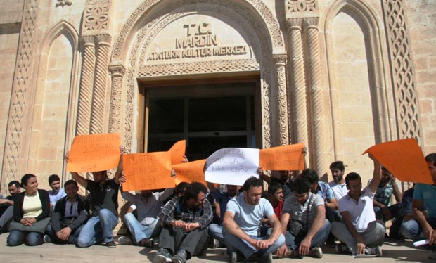 Kürtçe öğretmen adaylarından oturma eylemi  