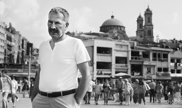 Müdür dediğin okulu gözetler  