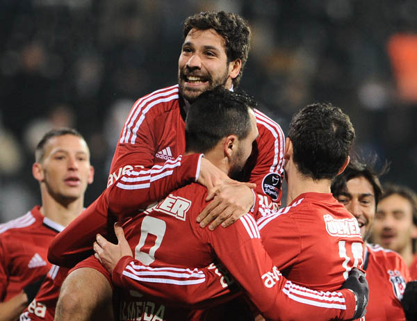 Futbolun ilahları Beşiktaş'ın galibiyetsiz vedasına razı olmadı