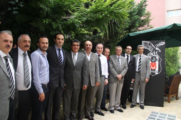 Serdal Adalı Beşiktaşlı Ermenilerle bir araya geldi