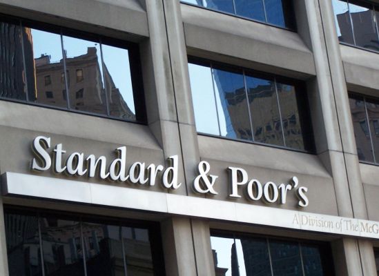 S&P Yunanistan’ın kredi notunu 6 puan yükseltti