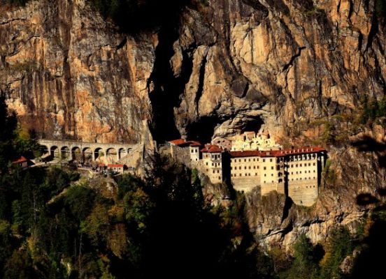 Ayine izin çıktı yüzbinler Sümela’ya koştu