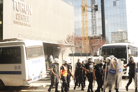 İş cinayeti eylemine gaz ve tazyikli su 