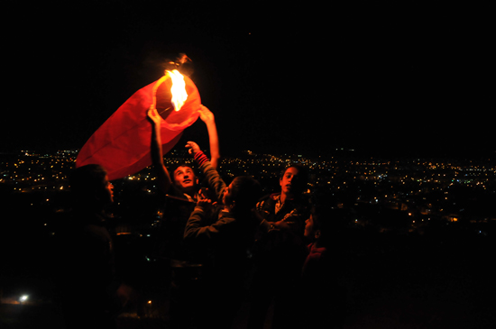 Depremde can verenler için, Van Kalesi'nden yüzlerce fener