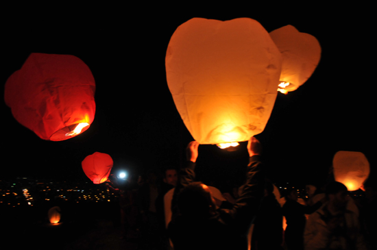 Depremde can verenler için, Van Kalesi'nden yüzlerce fener