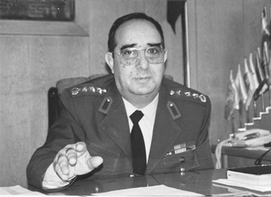 Veli Küçük ama nereye baksan görünüyor