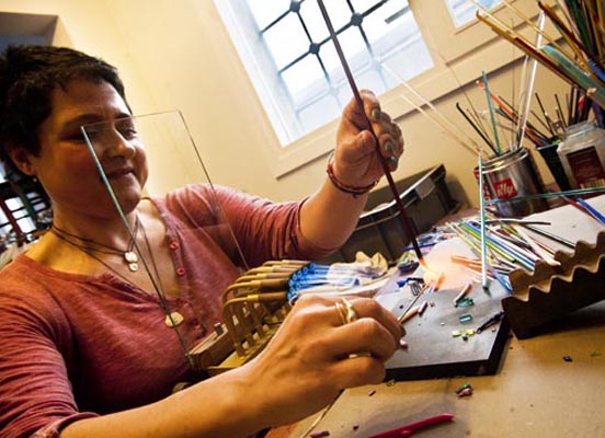 Camla dans eden bir tasarımcı