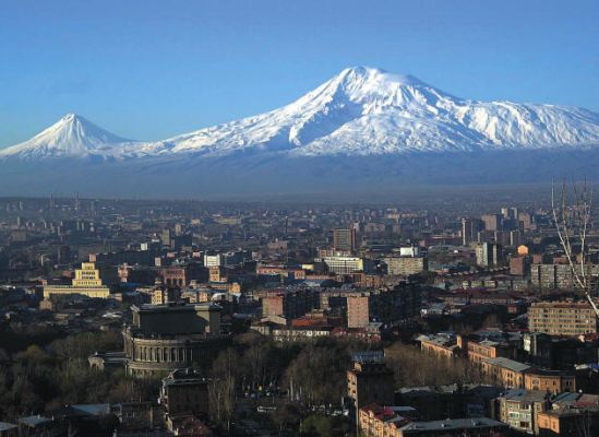 Orada bir komşu var uzakta