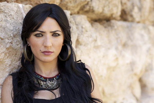 Çiçek bahçesindeki ‘makhmur’ kız  