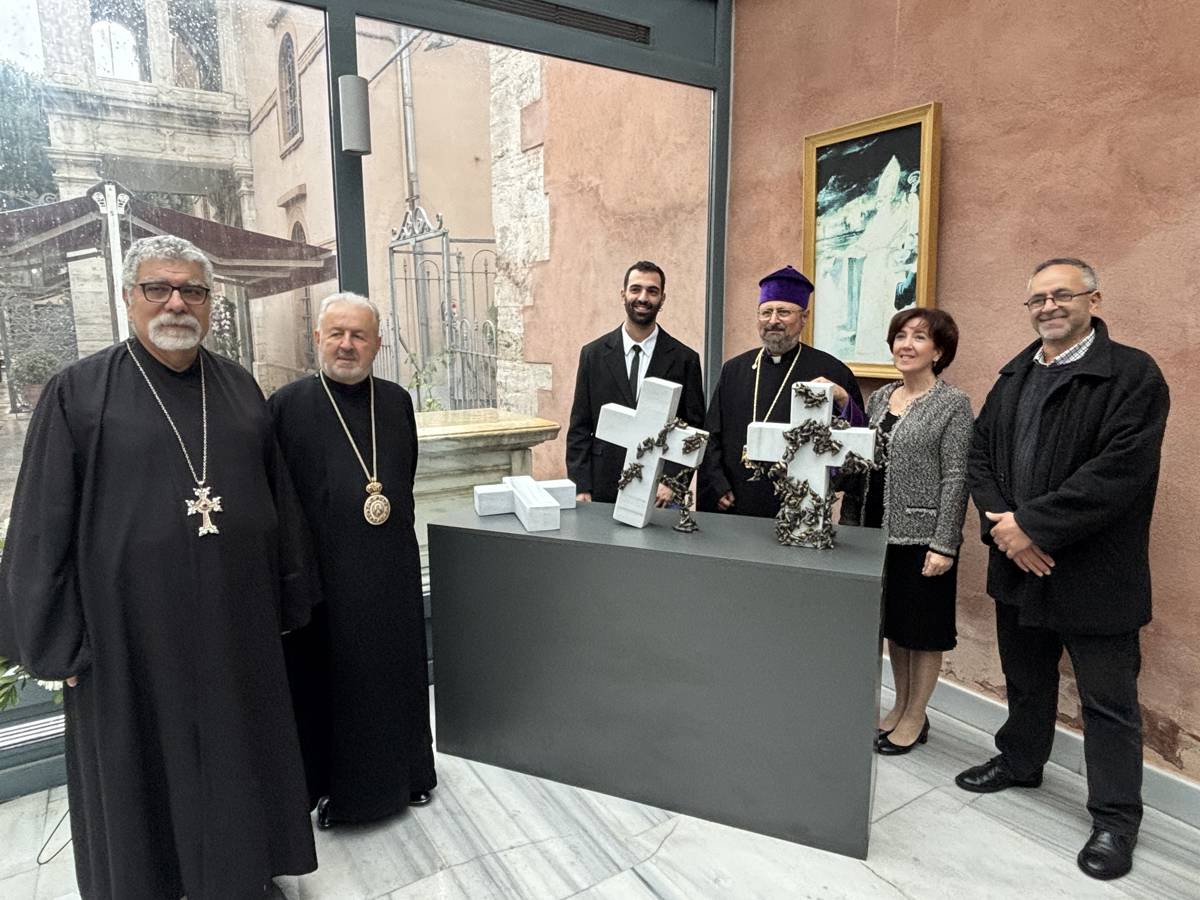 Roben Divarcı’dan deniz kabuklu Haç çalışması