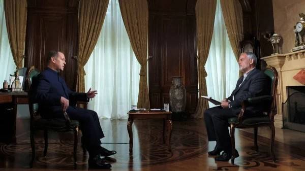 Medvedev, Ermenistan'ı 'yeni bir Ukrayna' olmaması konusunda uyardı